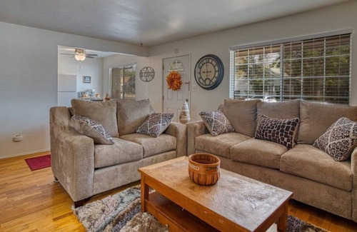 Kernville Cabin | The Lovelight Jacuzzi Cottage downtown Kernville
