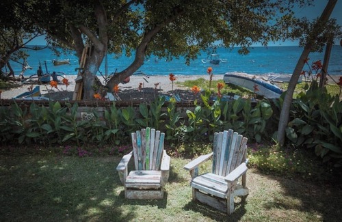 Dencarik Cabin | ❤ The loveshack: a romantic beachfront bungalow ❤