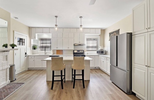Lake Geneva Apartment | The Lower Deck - Geneva Lakefront Views |Public Beach Accross the Street |Large Deck w/Views |Grill