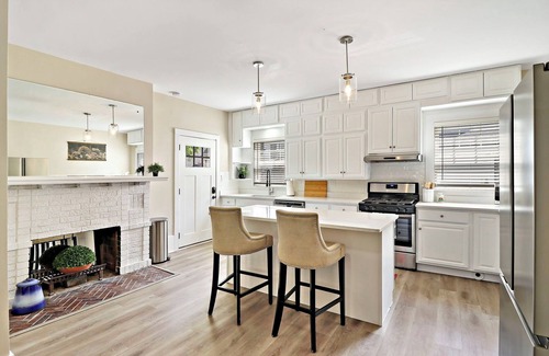 Lake Geneva Apartment | The Lower Deck - Geneva Lakefront Views |Public Beach Accross the Street |Large Deck w/Views |Grill