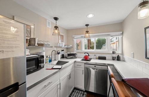 Weaverville Apartment | The Lower Georgia Peach Studio is a sophisticated dog friendly Downtown rental!