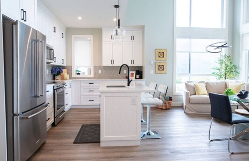 Harrison Hot Springs Condo | The Luna | New Penthouse w Patio, Lake & Mtn Views