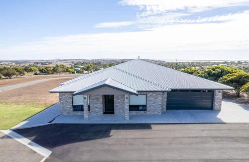 Boston House | The Lux Country Retreat - heated swimming pool - immaculate views and stylish comfort!