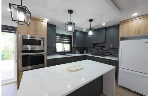 Southeast Calgary House | The Luxe Escape Calgary I 3BR Vacation Home