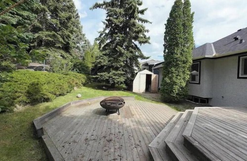 Southeast Calgary House | The Luxe Escape Calgary I 3BR Vacation Home