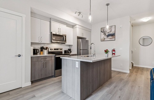 Southwest Calgary House | The Luxe Haven - Family & Pet Friendly Gateaway near downtown
