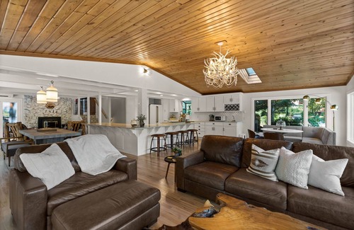 Coeur d'Alene House | The Luxe Lake Cabin – Lake View, Sauna, & More