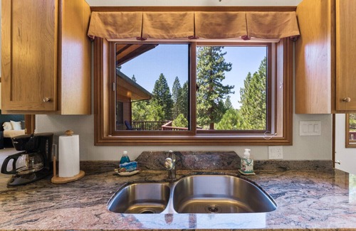 Gold Mountain House | The Luxe Lodge | Private Hot Tub | Golf | Views