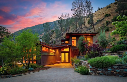 El Portal House | The Luxe Lodge | Yosemite EV Hot Tub Views