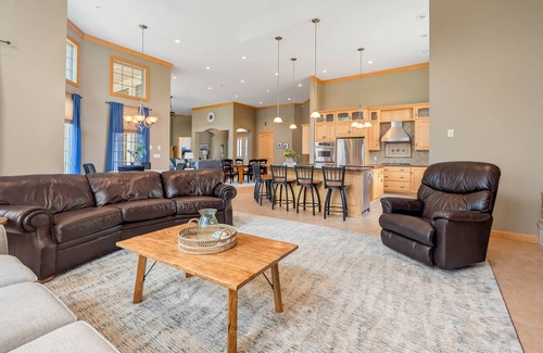 Alexandria House | "The Luxe" on Lake Carlos