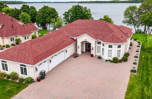 Alexandria House | "The Luxe" on Lake Carlos