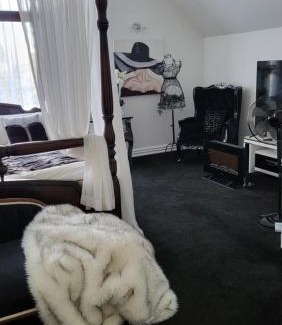 Henderson House | The Luxurious Manor - Very Large Bedroom with Private Ensuite