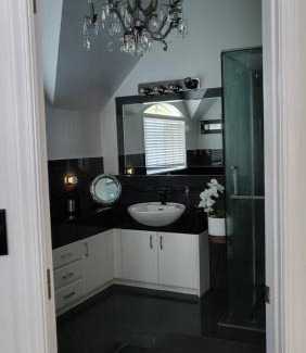 Henderson House | The Luxurious Manor - Very Large Bedroom with Private Ensuite