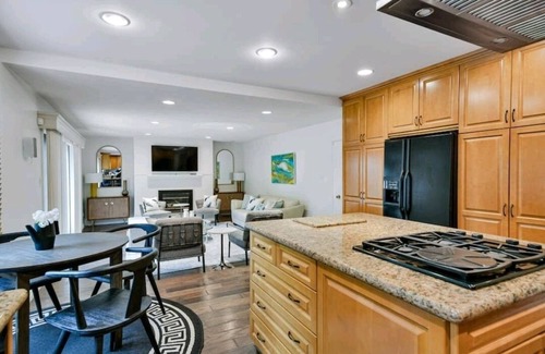 Tuxedo House | The Luxury 5 BR house W/hot tub, fast internet, office and free parking