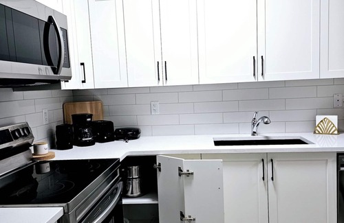 Northwest Calgary House | The Luxury Retreat, CalgarynnCentral location, family oriented, feel at home!