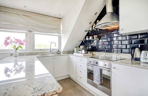 Little Venice Apartment | The Luxury 'Treehouse' One bed Little Venice- by Out of Office Lifestyle