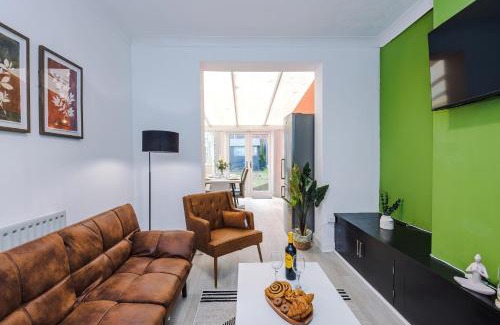 Tunstall Apartment | The Lyme Lounge by Parydise Properties - Spacious & Cosy 3BR with Free Parking - Perfect for Business & Family