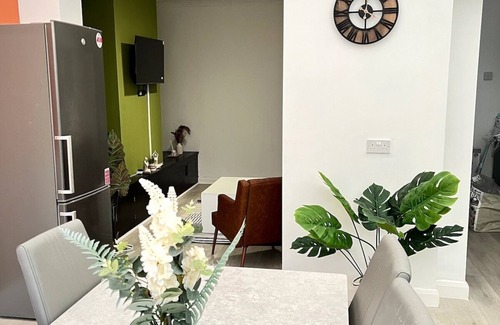 Tunstall House | The Lyme Lounge - Spacious & Modern 3 Bed- Parking