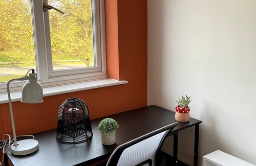 Tunstall House | The Lyme Lounge - Spacious & Modern 3 Bed- Parking