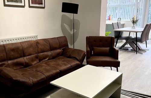 Tunstall House | The Lyme Lounge - Spacious & Modern 3 Bed- Parking