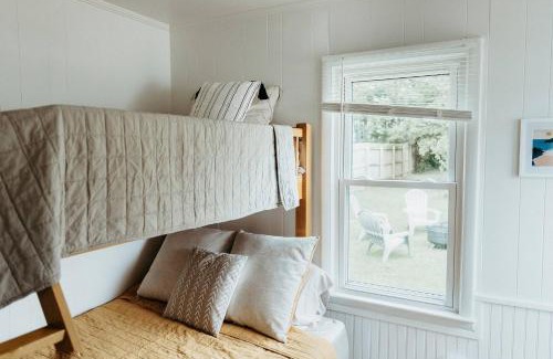 Skycrest House | "The Lynn" Modern Urban Stay w/Backyard