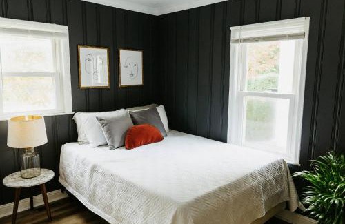 Skycrest House | "The Lynn" Modern Urban Stay w/Backyard