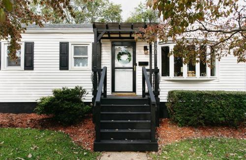 Skycrest House | "The Lynn" Modern Urban Stay w/Backyard