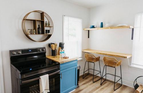 Skycrest House | "The Lynn" Modern Urban Stay w/Backyard