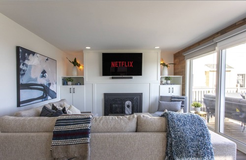 Town of Essex House | The Lypps Beach Bungalow - luxury rental on route to many wineries!