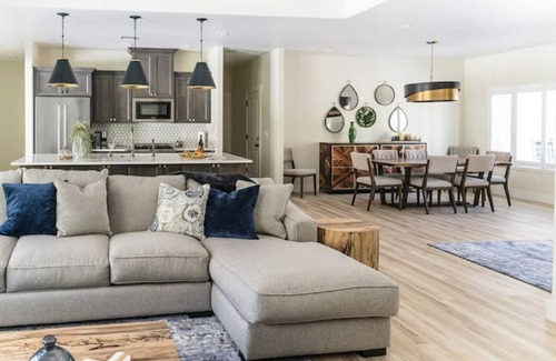 Roseburg House | The Mable LUXE - Calming Retreat - Entire Home
