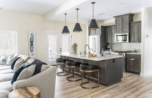 Roseburg House | The Mable LUXE - Calming Retreat - Entire Home