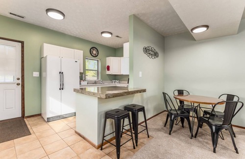 Lewis Center House | ★The Mad Cat Inn★Private Guest House★ FirePit★HotTub★