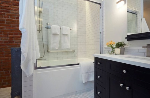 Belleville Apartment | The Madder Suite at Blue Violin