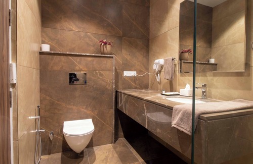 Muzaffarnagar Hotel | THE MADELINNE HOTEL