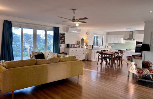 Venus Bay House | The Magic Beach Cottage, walking distance to beach