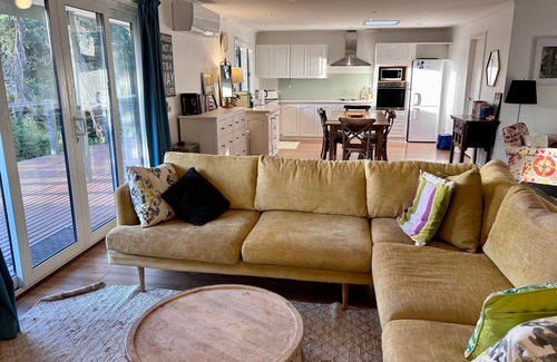 Venus Bay House | The Magic Beach Cottage, walking distance to beach