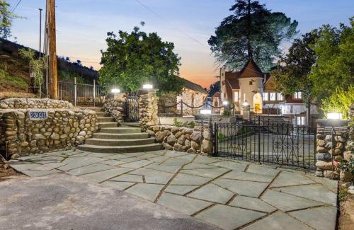 Newhall Apartment | The Magic Castle Unit 1 -Six Flags Universal LAX