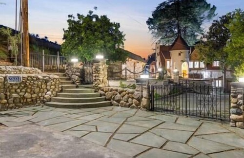 Newhall House | The Magic Castle (Unit6) -Six Flags Universal LAX