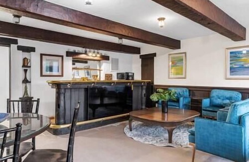 Newhall Villa | The Magic Castle - Six Flags, Gorgeous Getaway