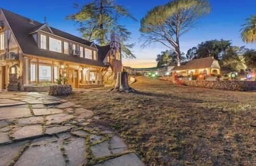 Newhall Villa | The Magic Castle - Six Flags, Gorgeous Getaway