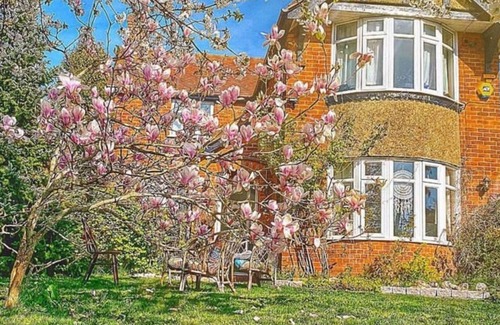 Reading Cottage | The Magnolia Cottage - 5 Bed Victorian Holiday Home -Reading