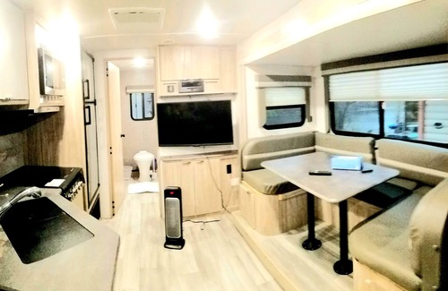 Lakeview House | The Magnolia House RV Winnebago Sleeps 3