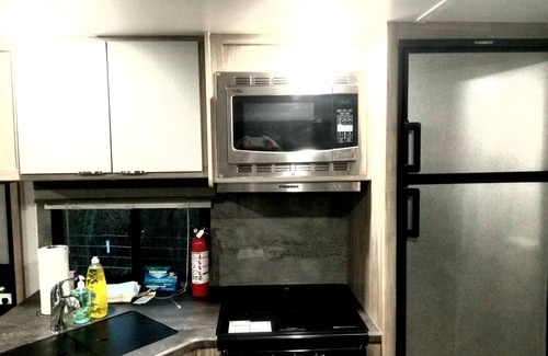 Lakeview House | The Magnolia House RV Winnebago Sleeps 3