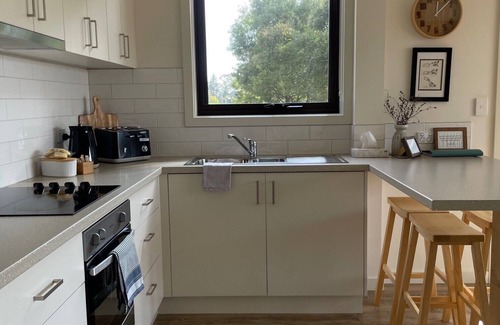 Relbia House | The Magpie - Two-bedroom cottage at Bundaleera Vineyard