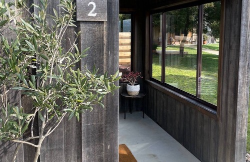 Relbia House | The Magpie - Two-bedroom cottage at Bundaleera Vineyard