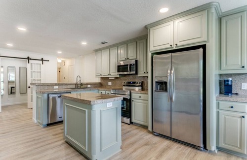 Lewisville House | The Main Street Cottage: Dog-Friendly, Central DFW location, Walk to Main St