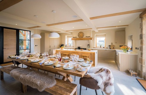 Harrogate Cottage | THE MALT KILN, pet friendly, with hot tub in Harrogate