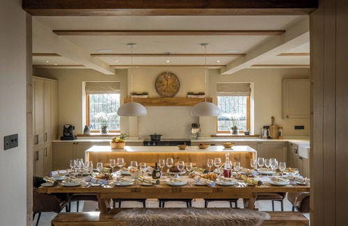Harrogate Cottage | THE MALT KILN, pet friendly, with hot tub in Harrogate