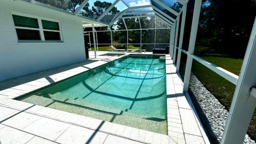 Englewood House | The Manasota Beach House private Pool & Jacuzzi close to the beaches PET FRIENDLY
