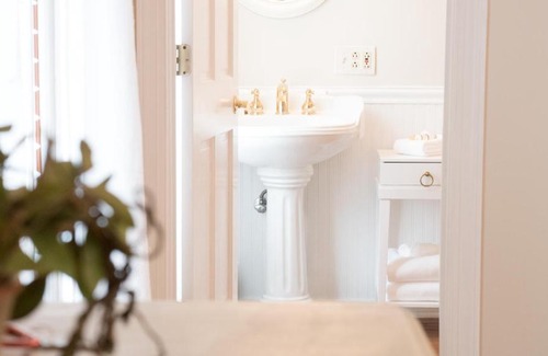 Round Hill Bed & Breakfast | The Manor at Airmont